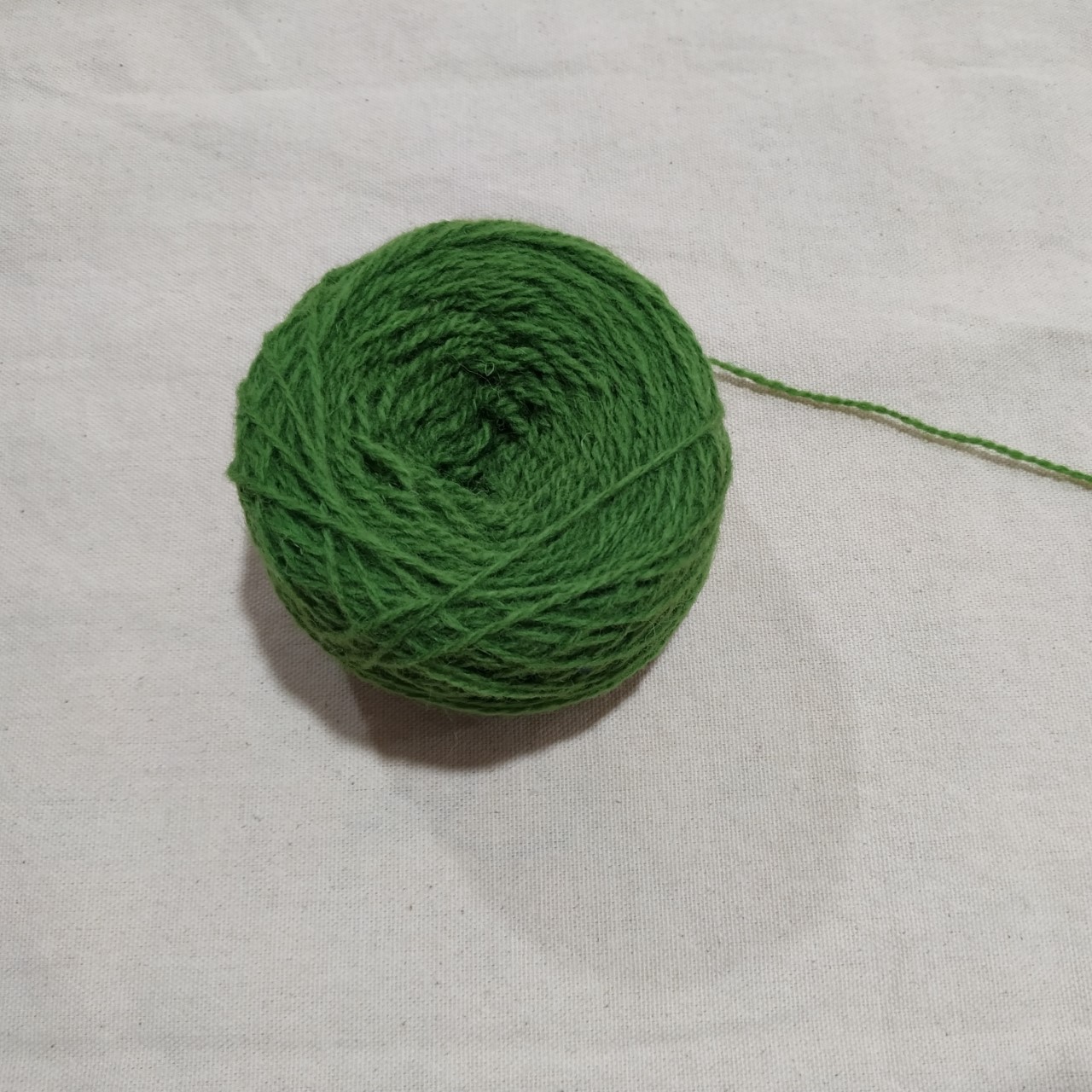 Ovillo lana verde hierba.